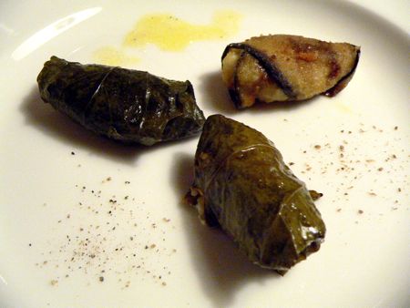 s kuskusom in pinjolam, tremi siri v melancanu & škampi