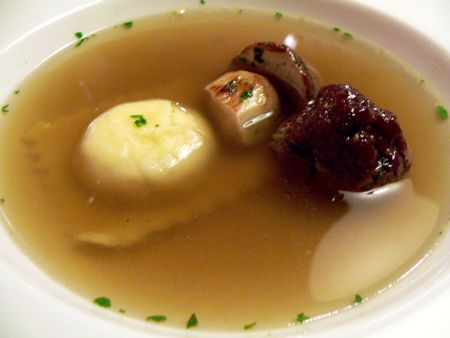 v čisto jelenovo juho vloženi raviol z dimljeno skuto, srnina kuglica s smrekovim sirupom in sotiran jurček