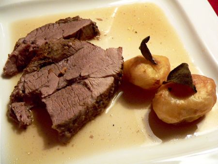 v glini pečena zadnja desna jagenjčkova noga marinirana v tandoori odišavljenem jogurtu & z žajbljem prešpikan mlad krompir