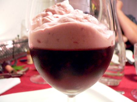 žele iz belokranjskega rumenega muškata z robidnicami in malinovo smetano