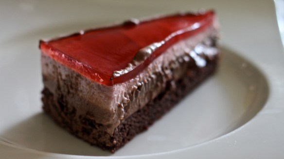 od spodaj navzgor: čokoladni biskvit, čokoladni mousse s češnjami, lešnikov ganache, smetanov jagodni mousse, žele iz jagodnega soka