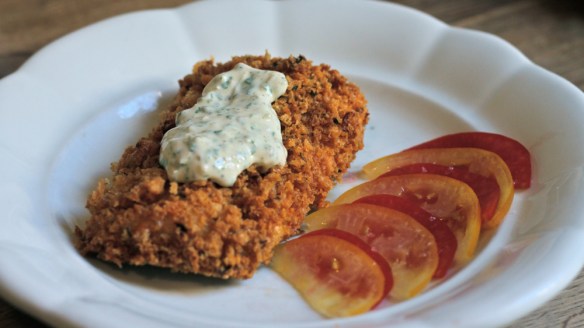 riba & skorja: v pečici pečen file brancina s skorjo iz domačih naparfumanih grobih drobtin, postrežen s tatarsko omako ter rumenim in rdečim paradajzom 