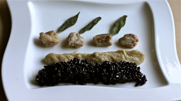 priželjc & riž: ocvrtki iz telečjega priželjca, črni riž venere, pire iz pastinaka, pocvrt žajbelj