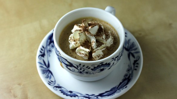 kava & melona: krema iz kave, vanilje in pastisa s koščki melone, prekrita  s smetano in posuta z grenkim kakavom